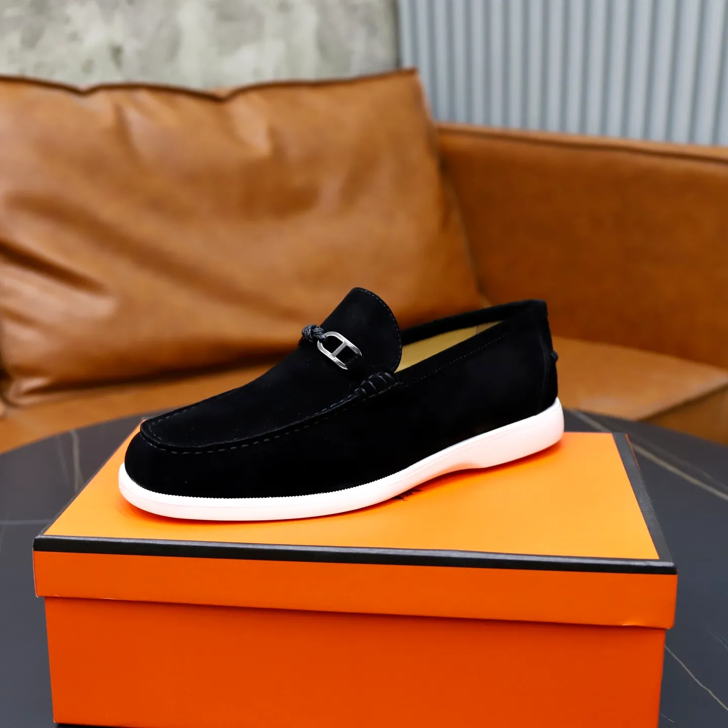 Ex-factory price: 540💰Hermès/Hermès slip-on men's shoes. This shoe is made of imported cow suede leather, with simple and smooth lines, and a 3CM rubber foam ultra-light sole combined with aerodynamic design! Youthful and fashionable, H button decoration, contrasting leather embellishment on the heel, calf lining to gently wrap your feet, with embossed logo cowhide feet, leather rock strips, casual and urban style, highlighting youthful vitality, sports and leisure version, super versatile Size number: 38-39-40-41-42-43-44 Standard leather shoe size (45 can be customized but does not support returns)